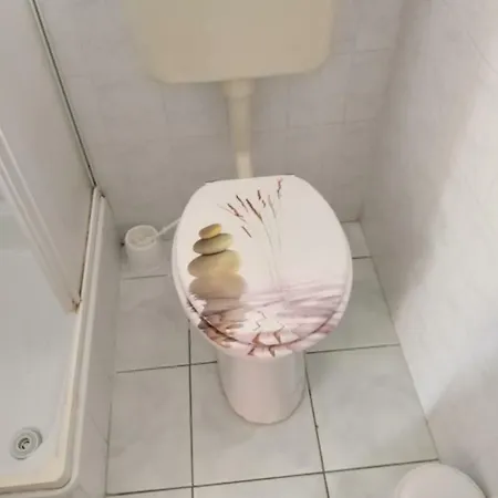 Jomadarak Nyaraloja 度假居 *